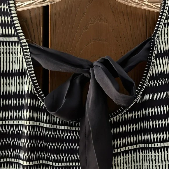 Lavish plus capped sleeved top. Navy blue with aqua colored pattern. Size 2XL - Picture 8 of 9